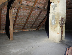 Zateplení stropu patrového rodinného domu pomocí foukané izolace